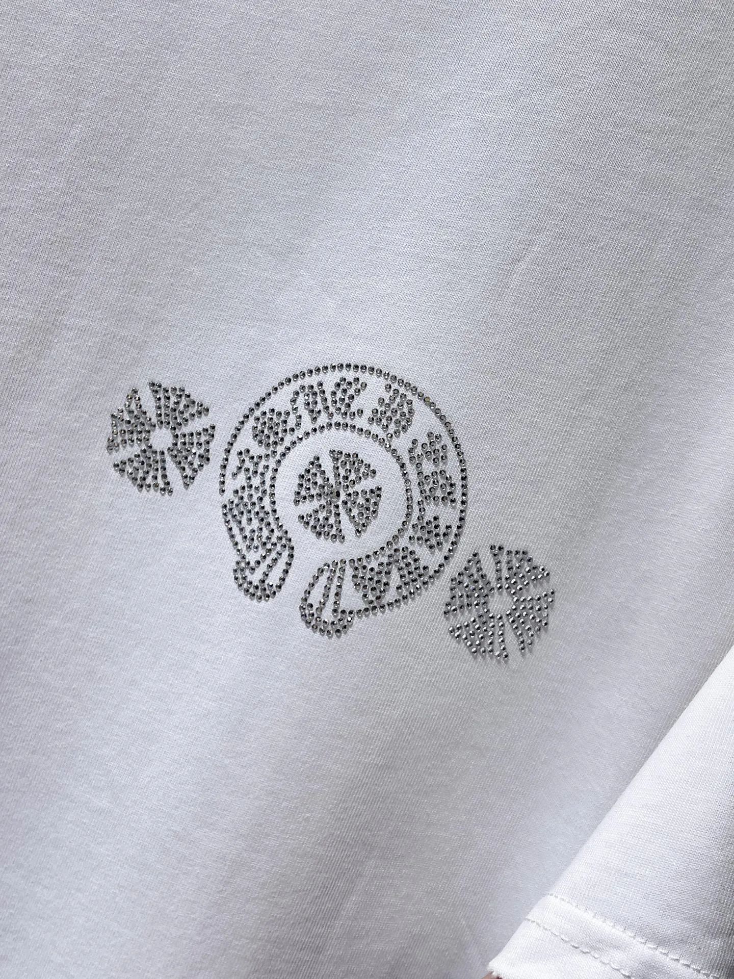 P166 New Chrome Hearts 25ss for summer. High-weight, environmentally friendly and high-quality top-grade fabric. 260g~270g. Heavy-duty hot-drilled horseshoes and Sanskrit letters cross short sleeves. Counter synchronization. 1:1 replica version. Recommended colors: black, white, gray. Size: S, M, L, XL.